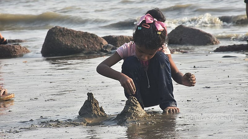 পতেঙ্গা সমুদ্র সৈকতে বেড়াতে এসে শুক্রবার শিশু-কিশোরদের উচ্ছ্বাস