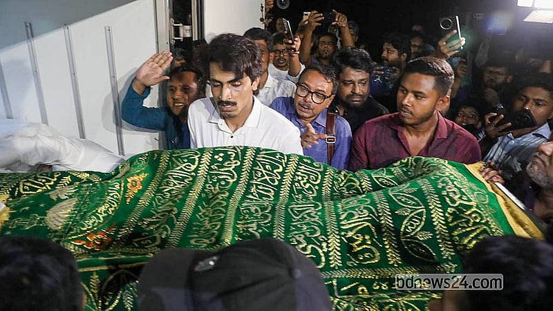 ধানমন্ডির তাকওয়া মসজিদে প্রথম জানাজার পর তোফায়েল আহমেদের মরদেহ তোলা হয় ফ্রিজিং ভ্যানে। এরপর নেওয়া হয় স্কয়ার হাসপাতালের হিমঘরে।