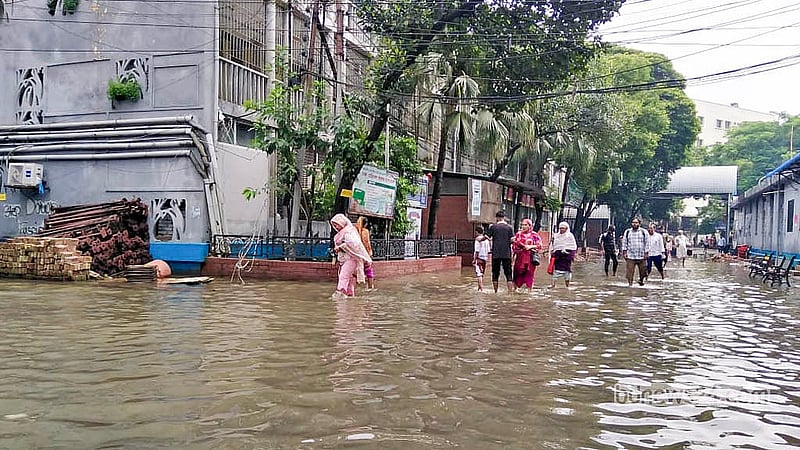 কয়েক দিন ধরে বৃষ্টি ঝরছে ঢাকায়। দুর্বল নিষ্কাশন ব্যবস্থার কারণে হাঁটু সমান পানি জমেছে ঢাকা মেডিকেলের সামনের সড়কে।