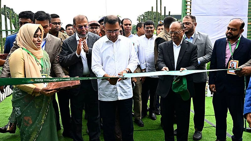 রাজধানীর চীন মৈত্রী সম্মেলন কেন্দ্রে বৃহস্পতিবার পরিবেশ মেলা উদ্বোধন করেন প্রধানমন্ত্রী তারেক রহমান