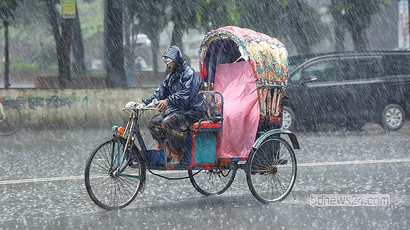 বঙ্গোপসাগরে সৃষ্ট লঘুচাপ ও সক্রিয় মৌসুমি বায়ুর প্রভাবে দেশের বিভিন্ন স্থানে ঝরেছে বৃষ্টি। মঙ্গলবার ঢাকা বিশ্ববিদ্যালয় এলাকা থেকে তোলা