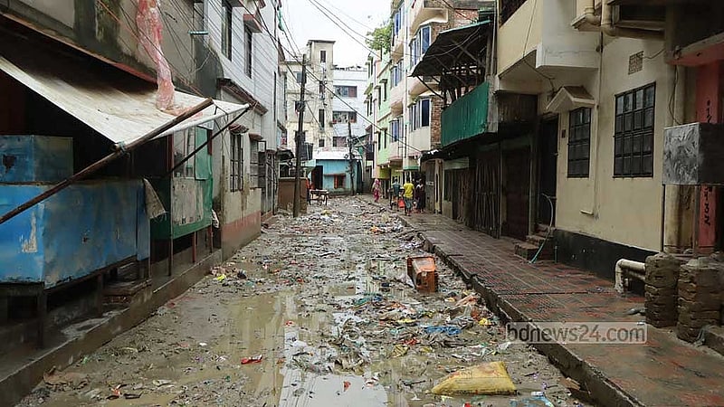 শহরে আর্মিপাড়া এলাকায় বন্যার পানি নামার পর কাদামাখা সড়ক।