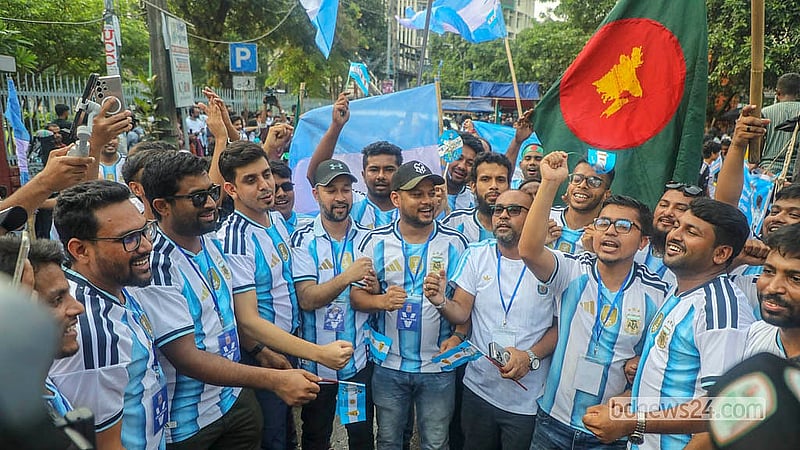 বিশ্বকাপে আলজেরিয়ার সঙ্গে ম্যাচের আগে মঙ্গলবার ঢাকার শাহবাগে আর্জেন্টিনা দলকে শুভেচ্ছা জানান ভক্তরা