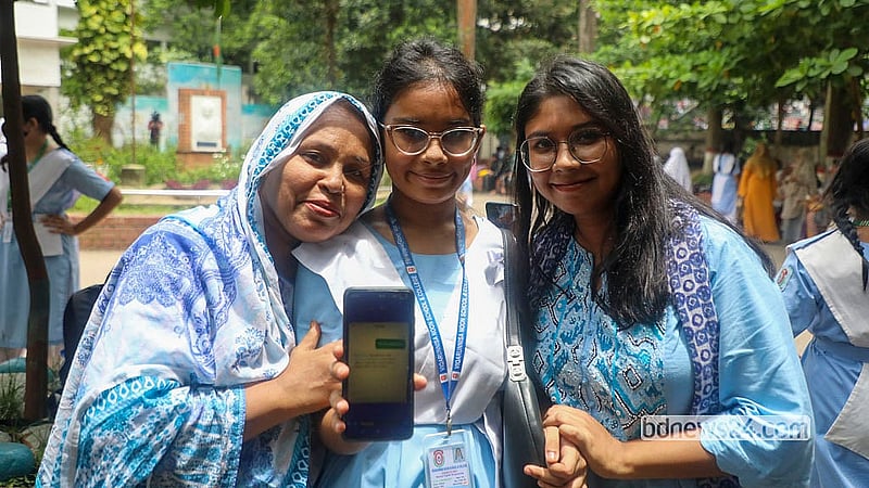 মাধ্যমিকের ফল প্রকাশের পর মোবাইল ফোনে নিজের ফল দেখাচ্ছেন ভিকারুননিসা নূন স্কুল অ্যান্ড কলেজের এক শিক্ষার্থী
