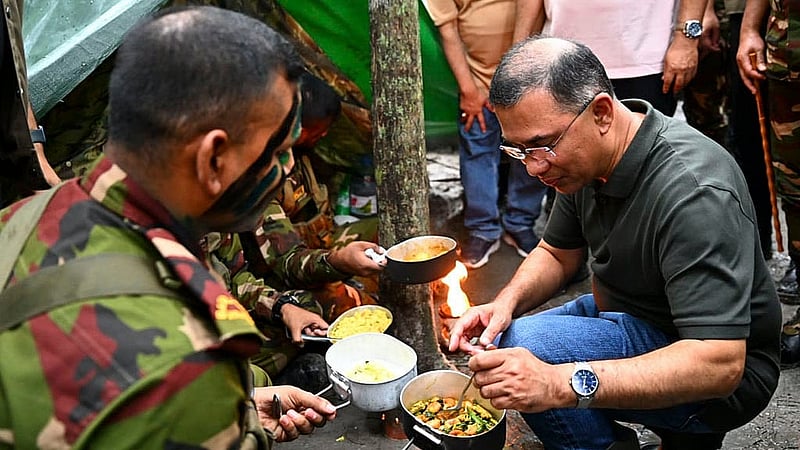 বরিশালের বাবুগঞ্জে সোমবার সেনাবাহিনীর গ্রীষ্মকালীন মহড়া পরিদর্শনকালে প্রধানমন্ত্রী তারেক রহমান সেনা সদস্যদের জন্য যুদ্ধক্ষেত্রের পরিবেশে তাৎক্ষণিকভাবে রান্না করা খাবার খান