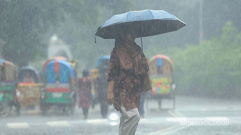 বর্ষাকালে হুটহাট বৃষ্টি অনেকের জন্য ভোগান্তির। বুধবার দুপুরে রাজধানীতে মুষলধারে বৃষ্টি নামলে অনেকেই ভিজে ভিজে গন্তব্যের পথে ছোটেন। ঢাকা বিশ্ববিদ্যালয় এলাকা থেকে তোলা
