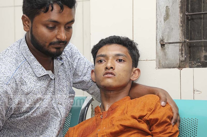 নুসরাতের মৃত্যুর পর ঢাকা মেডিকেলে নির্বাক হয়ে যান তার ভাই। ফাইল ছবি