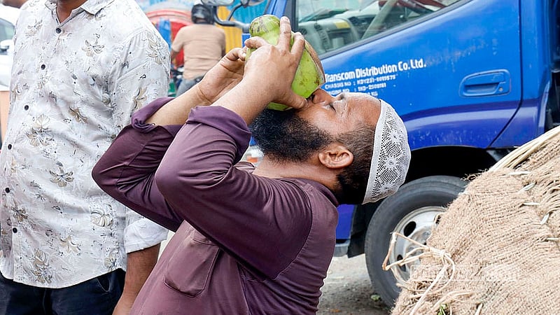 জ্যৈষ্ঠের দুপুরের গরমে তৃষ্ণা মেটাতে ডাবের দোকানে ভিড় করছেন পথচারীরা