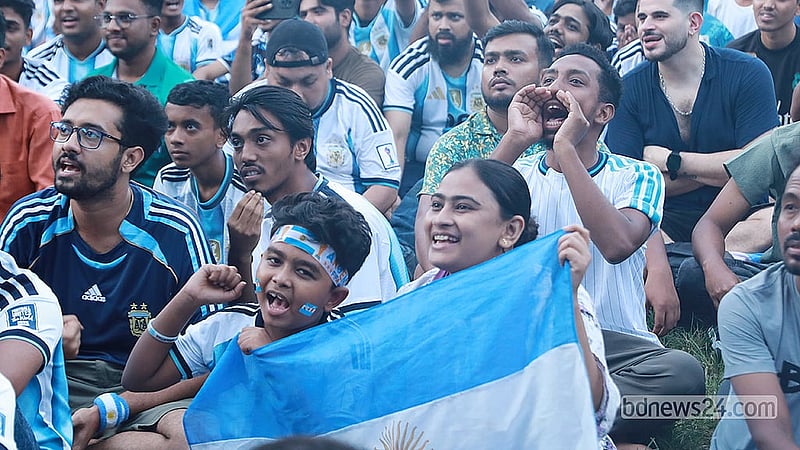 বড় পর্দায় আর্জেন্টিনার খেলা দেখতে শনিবার ভোরে ঢাকা বিশ্ববিদ্যালয়ের মুহসীন হল মাঠে সমর্থকদের ভিড়