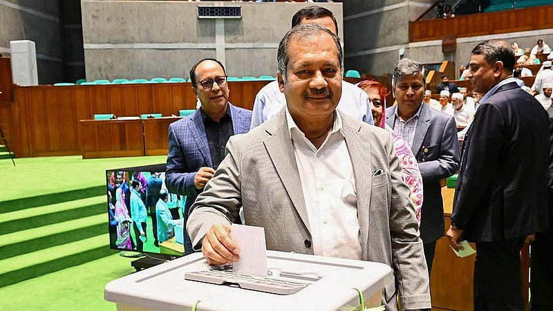জাতীয় সংসদে বৃহস্পতিবার রাষ্ট্রপতি নির্বাচনে ভোট দেন তথ্য ও সম্প্রচারমন্ত্রী জহির উদ্দিন স্বপন