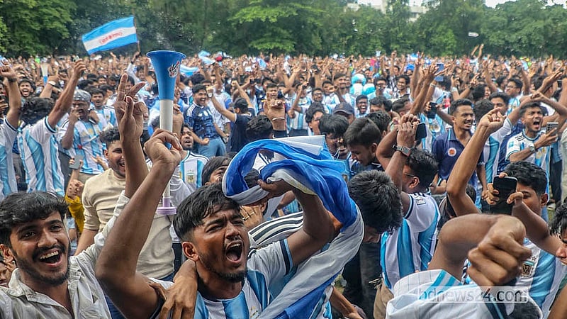 লিওনেল মেসি গোল করার পর আর্জেন্টিনার সমর্থকদের উল্লাস। ঢাকা বিশ্ববিদ্যালয়ের মুহসীন হল মাঠে বুধবার সকালে বড় পর্দায় খেলা দেখতে আসেন হাজারো মানুষ