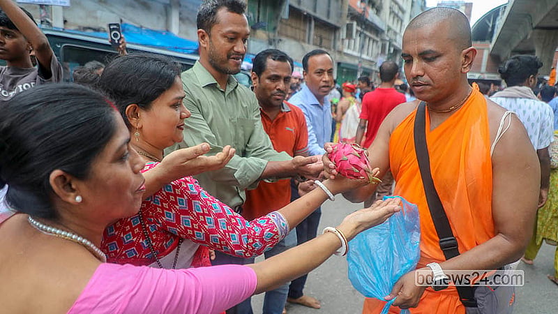সনাতন ধর্মাবলম্বীদের শ্রী শ্রী জগন্নাথ দেবের রথযাত্রা থেকে প্রসাদ বিতরণ করা হয়