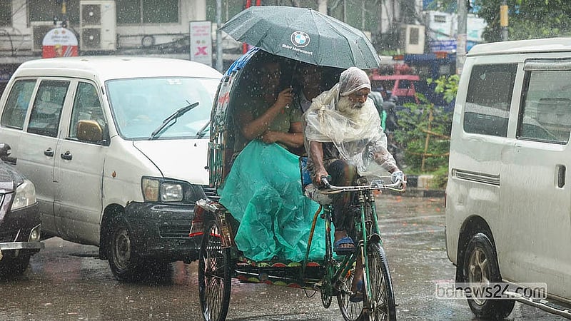 ঢাকার দৈনিক বাংলা মোড়ে মঙ্গলবার দুপুরে বৃষ্টি উপেক্ষা করে চলছেন রিকশা চালকরা