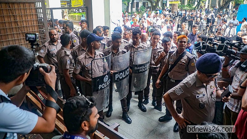 ঢাকার পল্লবীতে আট বছরের শিশু রামিসা আক্তার ধর্ষণ ও হত্যার মামলার রায় ঘিরে রোববার আদালত এলাকায় নিরাপত্তা জোরদার করা হয়
