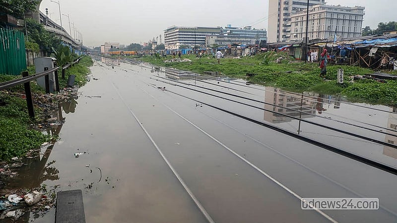 রাজধানীতে শুক্রবার বিকালের ঝুম বৃষ্টিতে তেজগাঁও এলাকায় রেললাইন তলিয়ে গেছে
