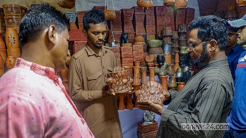 ঢাকার আগারগাঁওয়ে জাতীয় বৃক্ষমেলায় ফুল-ফলের চারা লাগানোর জন্য পাওয়া যাচ্ছে মাটি ও প্লাস্টিকের টব