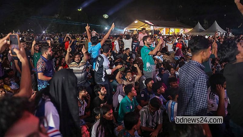 তিনবারের বিশ্ব চ্যাম্পিয়ন আর্জেন্টিনাকে হারিয়ে স্পেনের দ্বিতীয় বিশ্বকাপ জয়ে ঢাকা বিশ্ববিদ্যালয়ের হাজী মুহম্মদ মুহসীন হল মাঠে উল্লাসে মেতে উঠেন সমর্থকরা