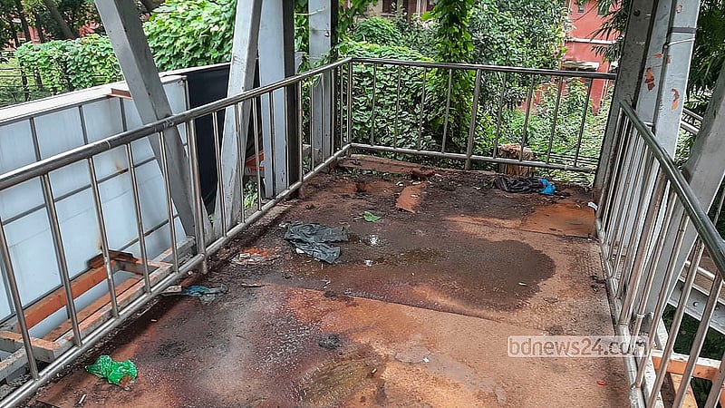 ময়লা আর্বজনা ও মলমূত্র থাকায় ঢাকা বিশ্ববিদ্যালয়ের সুফিয়া কামাল হলের সামনে পদচারী সেতুটি ব্যবহারের অনুপযোগী হয়ে পড়েছে