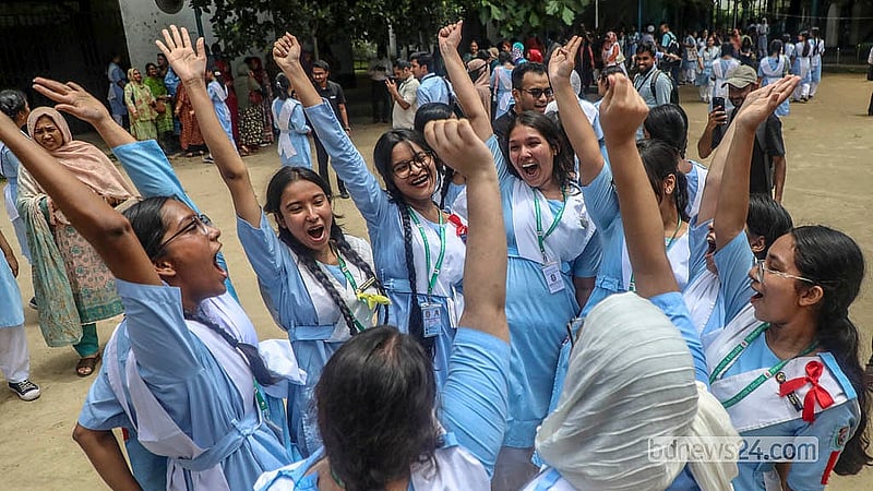 এসএসসি পরীক্ষার ফল প্রকাশের পর ভিকারুননিসা নূন স্কুল অ্যান্ড কলেজের শিক্ষার্থীদের উল্লাস