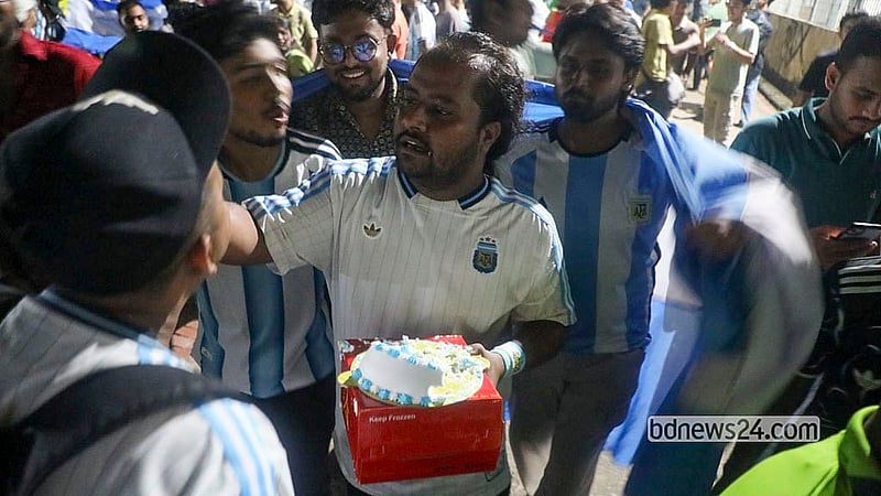 সোমবার রাতে পুরান ঢাকার জগন্নাথ বিশ্ববিদ্যালয় ক্যাম্পাসে অস্ট্রিয়ার বিপক্ষে ম্যাচ জয়ের আনন্দে কেক কাটেন আর্জেন্টিনার সমর্থকরা