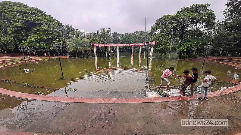 টানা কয়েক দিনের বৃষ্টিতে তলিয়ে গেছে ধানমন্ডি লেকের ধারে অবস্থিত উন্মুক্ত মঞ্চ