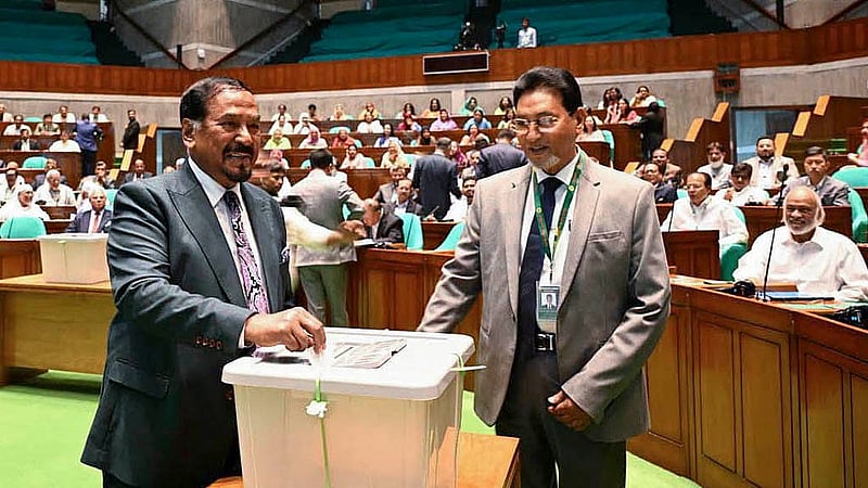 জাতীয় সংসদে বৃহস্পতিবার রাষ্ট্রপতি নির্বাচনে ভোট দেন ভারপ্রাপ্ত রাষ্ট্রপতি হাফিজ উদ্দিন আহমদ