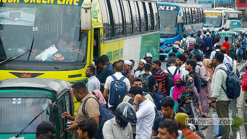 রাজধানীর দোলাইরপাড়ে মঙ্গলবার কোনো বাস আসতেই ভিড় করেন দক্ষিণাঞ্চলের ঘরমুখো মানুষেরা