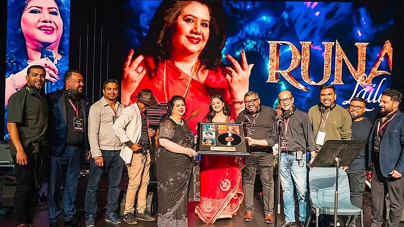 সিডনির মঞ্চে রুনা লায়লা; ছবি তুলেছেন তুমন আহসান