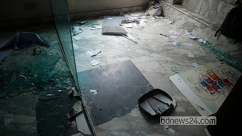 দশম শ্রেণির এক ছাত্রী ‘আত্মহত্যার’ প্রতিবাদে দায়ীদের বিচার দাবিতে বৃহস্পতিবার রাজধানীর দনিয়া ব্রাইট স্কুলে ভাঙচুর করে বিক্ষুব্ধ শিক্ষার্থীরা