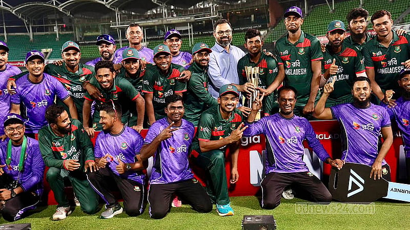 অস্ট্রেলিয়ার বিপক্ষে প্রথম ওয়ানডে সিরিজ জয়ের পর রোববার মিরপুর শের-ই-বাংলা জাতীয় ক্রিকেট স্টেডিয়ামে ট্রফি হাতে উল্লাস করেন বাংলাদেশ দলের ক্রিকেটাররা