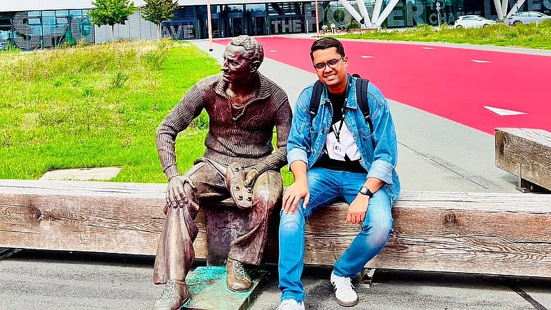 জার্মানির হার্জোগেনআওরাখ শহরে অ্যাডিডাসের প্রতিষ্ঠাতা অ্যাডলফ ড্যাসলারের ভাস্কর্যের পাশে সামিউর।