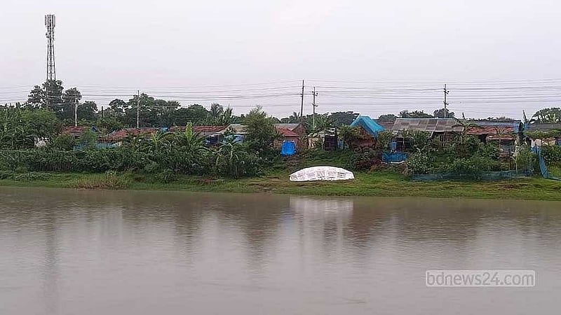 সাতক্ষীরা সদর উপজেলার বিনেরপোতা এলাকায় বেতনা নদী দখল করে গড়ে উঠা বাড়িঘর।