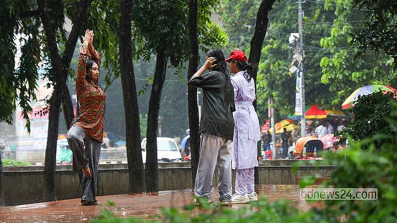 ঢাকা বিশ্ববিদ্যালয় এলাকায় মঙ্গলবার দুপুরের বৃষ্টিতে ভেজেন অনেকেই