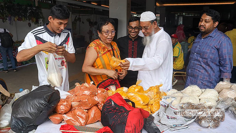ঢাকার পার্বত্য কমপ্লেক্সে পাহাড়ি ফল মেলায় বিভিন্ন ফলের সঙ্গে পাওয়া যাচ্ছে হলুদ-মরিচের গুঁড়া
