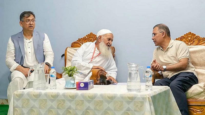 চট্টগ্রামের ফটিকছড়ির আল-জামিয়াতুল ইসলামিয়া আজিজুল উলুম বাবুনগর মাদ্রাসায় রোববার মুহিব্বুল্লাহ বাবুনগরীর সঙ্গে সাক্ষাৎ করেন প্রধানমন্ত্রী তারেক রহমান