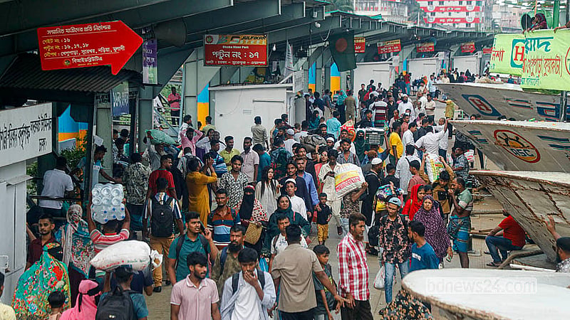 ঈদে স্বজনের সঙ্গে আনন্দ ভাগাভাগি করতে শুক্রবারও রাজধানী ছেড়েছে মানুষ। সদরঘাট লঞ্চ টার্মিনালে ছিল দক্ষিণের যাত্রীদের ভিড়
