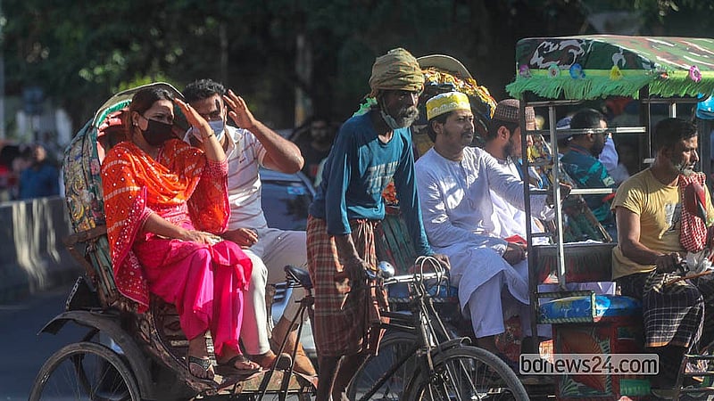 তীব্র গরম পড়েছে রাজধানীতে। শনিবার ঢাকায় সর্বোচ্চ তাপমাত্রা ছিল ৩৬ দশমিক ১ ডিগ্রি সেলসিয়াস, যা মৃদু তাপপ্রবাহ হিসেবে ধরা হয়