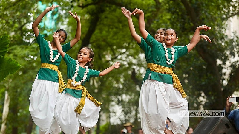 ঢাকা বিশ্ববিদ্যালয়ের চারুকলা অনুষদের বকুলতলায় ‘ঘনঘটা ২’ অনুষ্ঠানে নৃত্য পরিবেশন করেন অপেশাদার শিল্পীরা