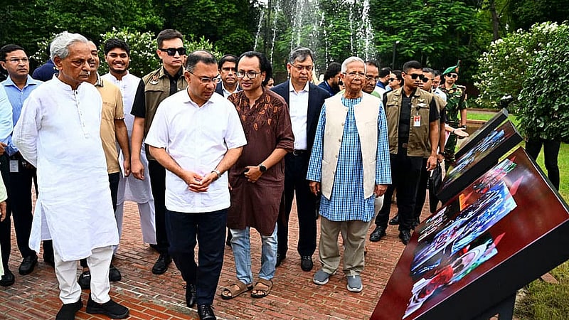 জুলাই গণঅভ্যুত্থান দিবসে বুধবার জুলাই স্মৃতি জাদুঘরের উদ্বোধন শেষে অন্তর্বর্তী সরকারের সাবেক প্রধান উপদেষ্টা অধ্যাপক মুহাম্মদ ইউনূস ও অন্যান্য অতিথিদের সঙ্গে নিয়ে জাদুঘরের বিভিন্ন অংশ ঘুরে দেখেন প্রধানমন্ত্রী তারেক রহমান