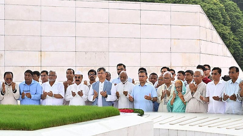 বিএনপির ৪৮তম প্রতিষ্ঠাবার্ষিকী উপলক্ষে মঙ্গলবার সাবেক রাষ্ট্রপতি জিয়াউর রহমান ও সাবেক প্রধানমন্ত্রী খালেদা জিয়ার কবরে শ্রদ্ধা নিবেদন শেষে মোনাজাতে অংশ নেন প্রধানমন্ত্রী তারেক রহমান