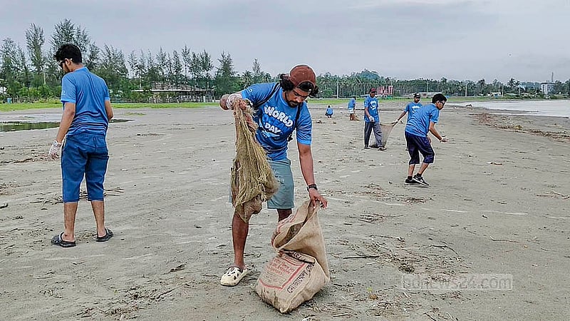 আন্তর্জাতিক সমুদ্র দিবস উপলক্ষে কক্সবাজার সমুদ্র সৈকতে পরিচ্ছন্নতা অভিযানে স্বেচ্ছাসেবী সংগঠনের পাশাপাশি বিশ্ববিদ্যালয় শিক্ষার্থী ও সামাজিক সংগঠনের সদস্যরাও অংশ নেন