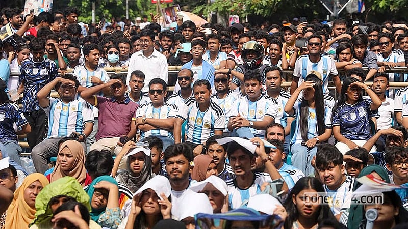 ঢাকা বিশ্ববিদ্যালয়ের টিএসসির পায়রা চত্বরে রোববার সকালে মেসি সমর্থকদের উপচে পড়া ভিড়। ডালাসে বাংলাদেশ সময় রোববার সকালে ‘জে’ গ্রুপের ম‍্যাচে ৩-১ গোলে জিতেছে বিশ্ব চ‍্যাম্পিয়নরা