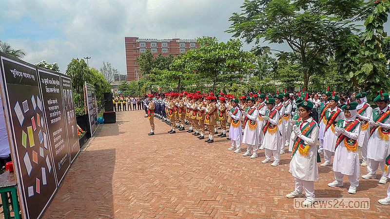 এক বছর আগে বিমানবাহিনীর প্রশিক্ষণ উড়োজাহাজ বিধ্বস্তের ঘটনায় হতাহতদের স্মরণে মঙ্গলবার মাইলস্টোন স্কুল অ্যান্ড কলেজে দোয়া মাহফিল করা হয়