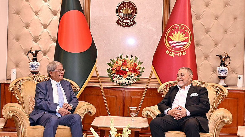 প্রধান নির্বাচন কমিশনার এ এম এম নাসির উদ্দিন বৃহস্পতিবার বঙ্গভবনে রাষ্ট্রপতি মির্জা ফখরুল ইসলাম আলমগীরের সঙ্গে সৌজন্য সাক্ষাৎ করেন।