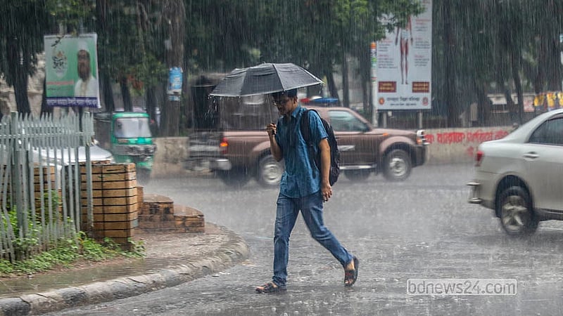রাজধানীতে বুধবার দুপুরের বৃষ্টির মধ্যেই যে যার গন্তব্যে ছোটেন। ঢাকা বিশ্ববিদ্যালয় এলাকা থেকে তোলা