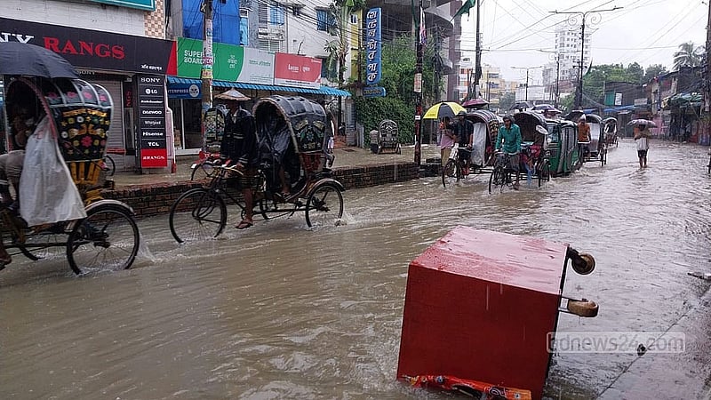 নগরীর চকবাজার এলাকার মূল সড়কে কোথাও কোথাও হাঁটু পানি জমে যায়। সেই পানি ঠেলেই পথচারী ও বিভিন্ন যানবাহন চলাচল করছিল। 