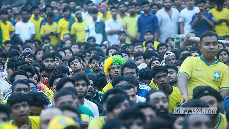 ঢাকা বিশ্ববিদ্যালয়ের মুহসীন হল মাঠে বৃহস্পতিবার ভোরে বড় পর্দায় ব্রাজিল - স্কটল্যান্ডের খেলা দেখতে আসেন হাজারো মানুষ