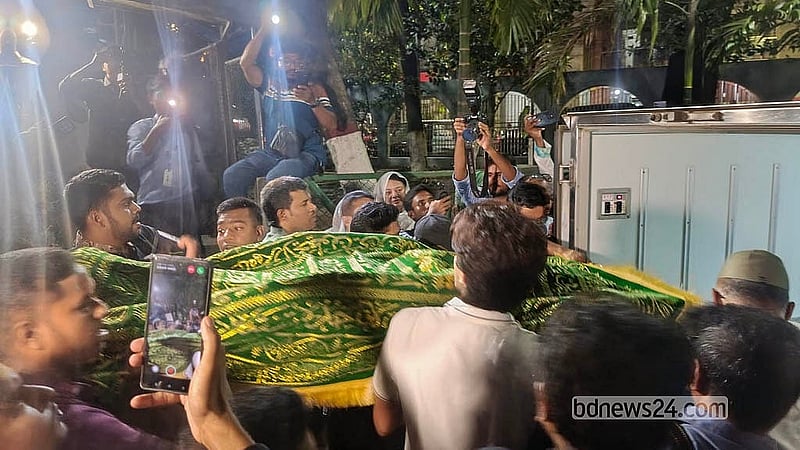 ধানমন্ডির তাকওয়া মসজিদে প্রথম জানাজার পর তোফায়েল আহমেদের মরদেহ তোলা হয় ফ্রিজিং ভ্যানে। এরপর নেওয়া হয় স্কয়ার হাসপাতালের হিমঘরে।