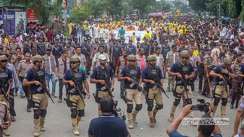 ঢাকার স্বামীবাগ আশ্রম থেকে বৃহস্পতিবার বিকালে বের হওয়া রথযাত্রার নিরাপত্তায় দেখা যায় আইনশৃঙ্খলা বাহিনীকে