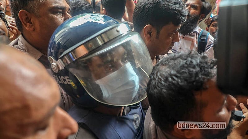 ঢাকার পল্লবীতে শিশু রামিসা আক্তার ধর্ষণ ও হত্যা মামলার আসামি সোহেল রানাকে রায় শোনাতে রোববার সকালে ঢাকার কেরাণীগঞ্জ কারাগার থেকে নেওয়া হয় আদালতে